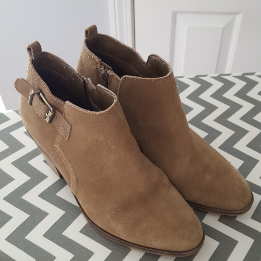 Cute tan suede ankle boots.